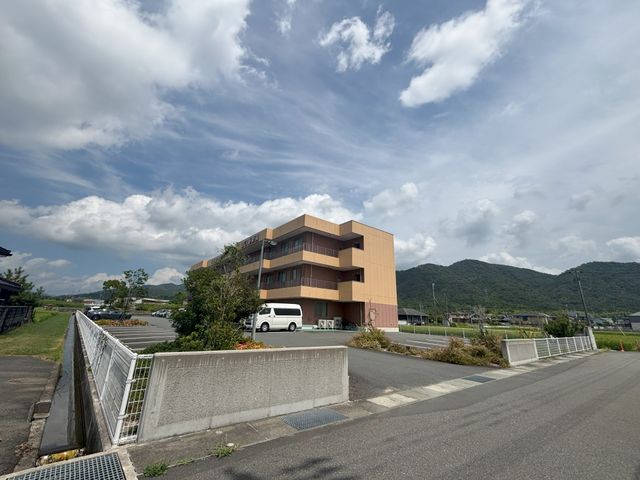 開放感のある周辺 外観 広い駐車スペースを備えた現代的な建物です。自然環境に囲まれた働きやすい環境です。