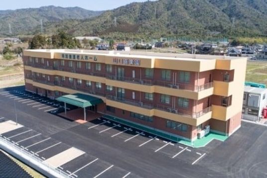 広い敷地を持つ外観