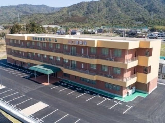 広い敷地を持つ外観 外観 広々とした敷地に立つ建物です。自然に囲まれた環境で働きやすい職場です。