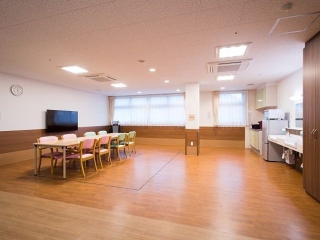 明るいダイニングルーム ダイニングルーム 広々とした明るいスペースが特徴の食事の場です。快適に過ごせる設備が整っています。