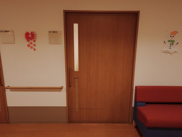 落ち着いた色合いの廊下 廊下 温かみのある色調の廊下には、ベンチと手すりが設置されており、落ち着いた雰囲気が漂っています。