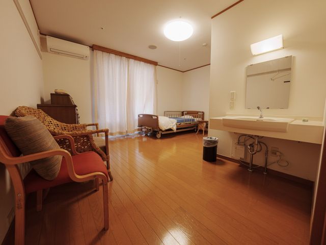 居室 居室 広々とした空間に、くつろぎやすい雰囲気があります。自然光が差し込み、心地よく過ごせます。