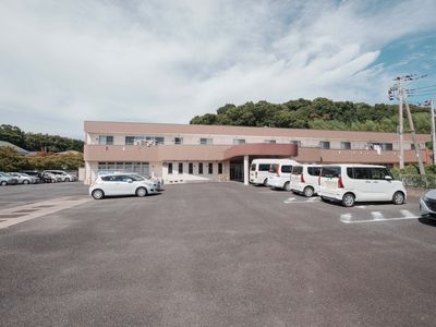 広々とした駐車場の外観