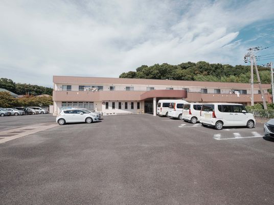 広々とした駐車場の外観