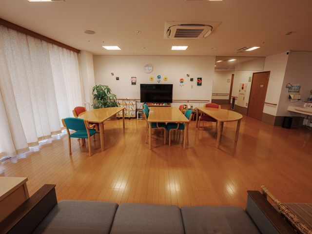 広々としたラウンジ ラウンジ 広々とした明るいスペースで、ゆったりとした時間を過ごすことができます。スタッフ同士の交流の場にも最適です。