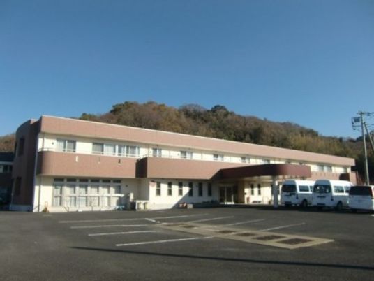 施設の外観と駐車場  