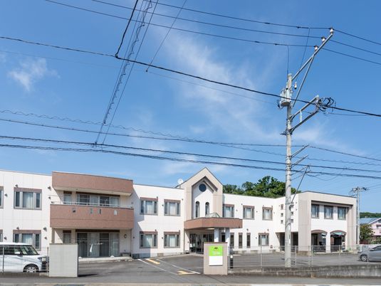 広々とした施設の外観