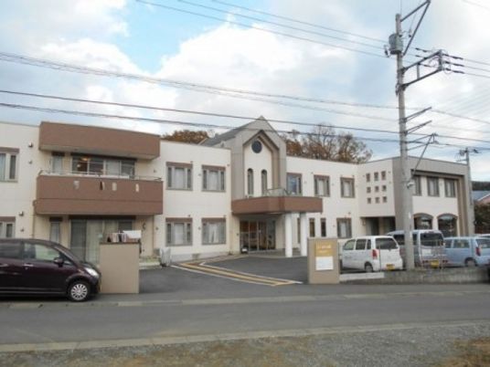 駐車場のある建物外観