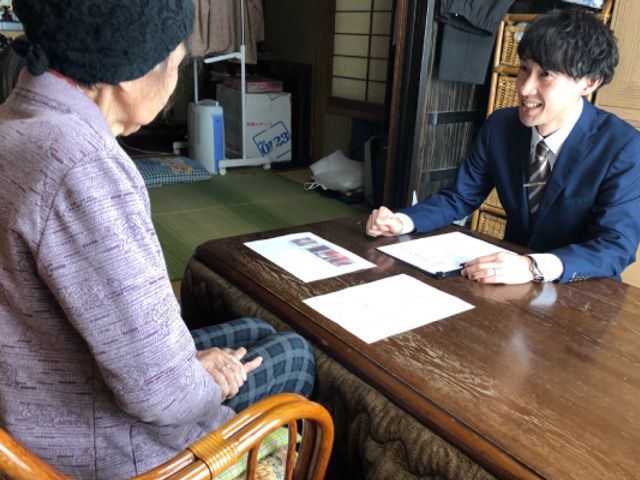 面談中の室内 内観 職員が利用者と親身に面談しています。和やかな雰囲気の中で安心感が得られます。