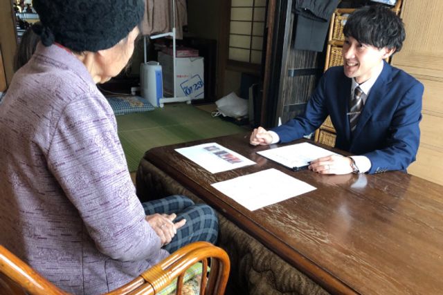 面談中の室内 内観 職員が利用者と親身に面談しています。和やかな雰囲気の中で安心感が得られます。