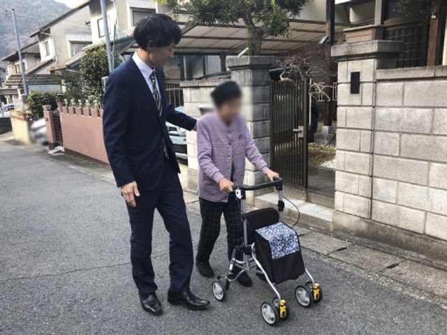 散歩する様子の通路 廊下 介護士と一緒に散歩を楽しむ方。温かな日常のひとときを感じられます。