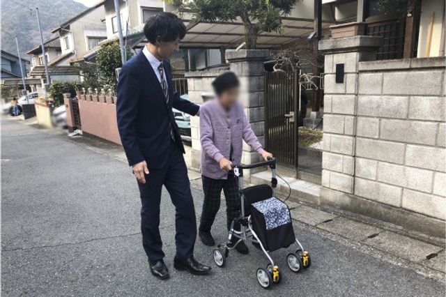 散歩する様子の通路 廊下 介護士と一緒に散歩を楽しむ方。温かな日常のひとときを感じられます。