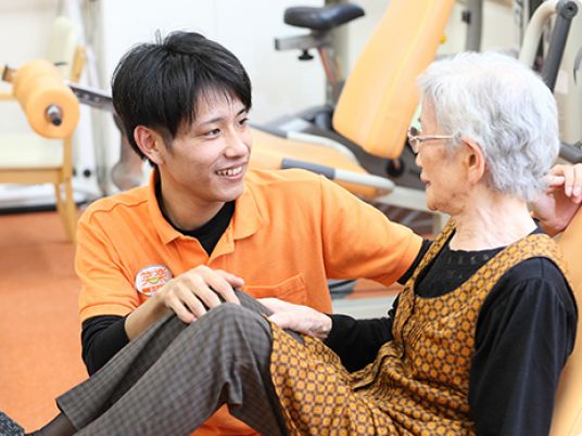 笑顔で会話するスタッフと利用者