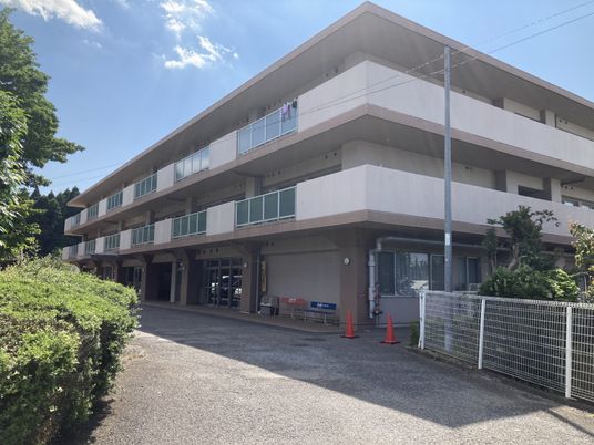大きな建物の外観