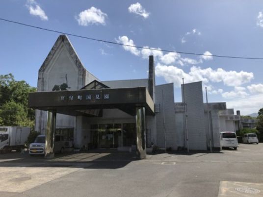 施設外観と車寄せ  
