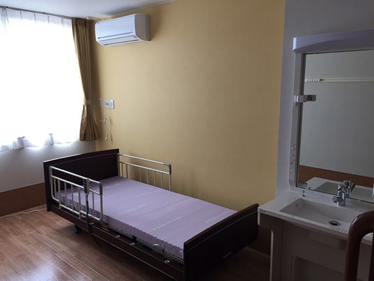 ベッドと洗面台の居室