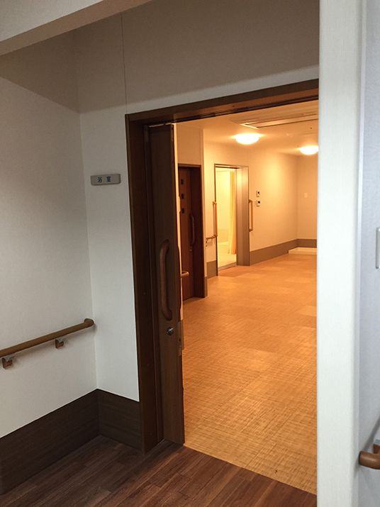 廊下から施設の一室