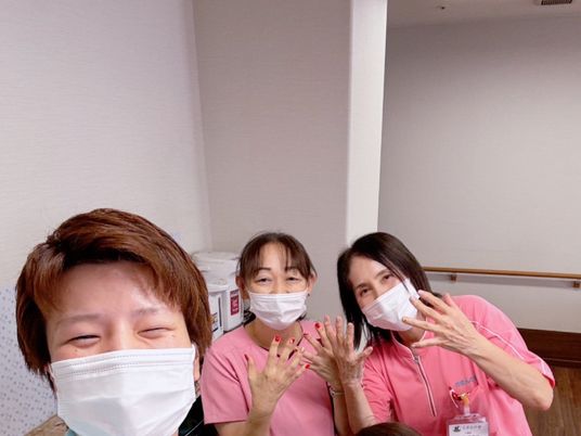 笑顔のスタッフの休憩室  