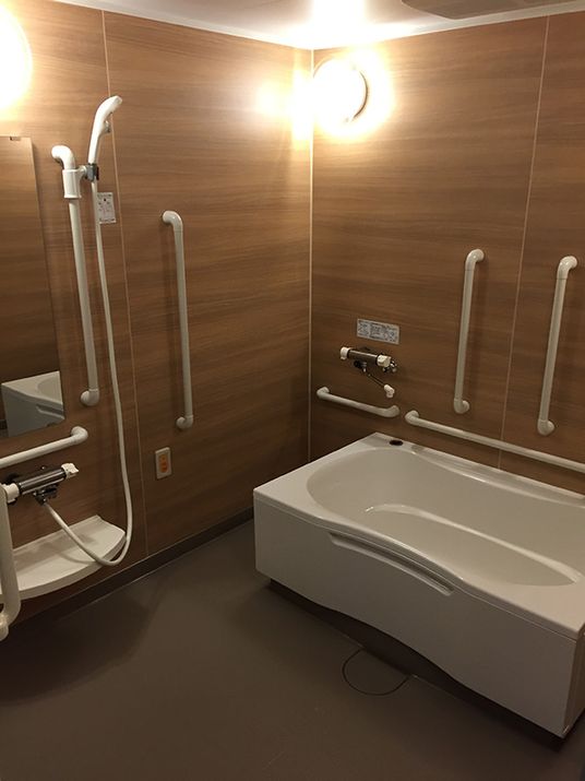手すり付きの浴室
