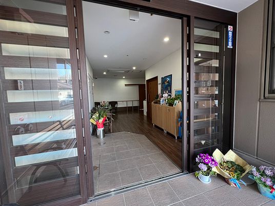 開放的なエントランス