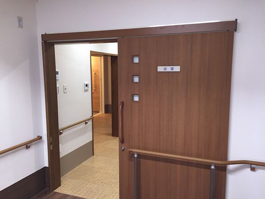 手すり付きの廊下