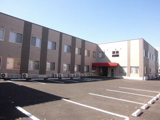 駐車場のある外観