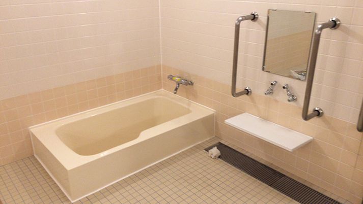 手すり付きの浴槽