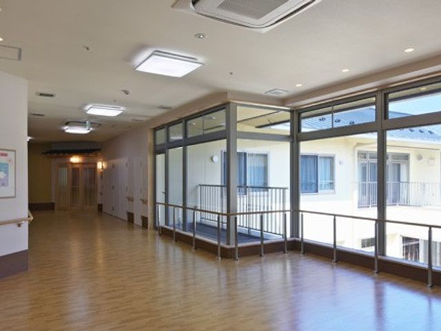 広々とした廊下 廊下 自然光がたっぷり入る明るいスペースです。手すりが設置されており安全に配慮されています。