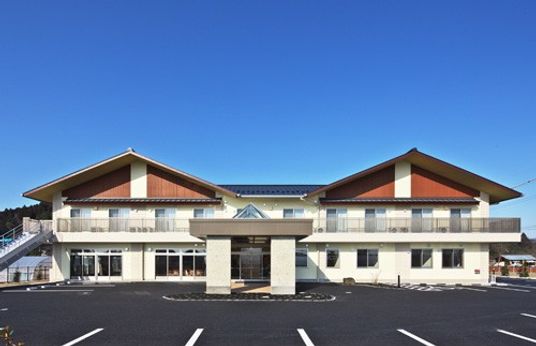 広々とした建物外観