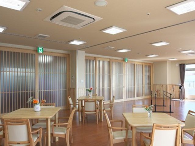 広々とした共同スペース リビング 日当たりの良いスペースで、リラックスしながら交流できます。快適な就業環境を体験してみませんか。