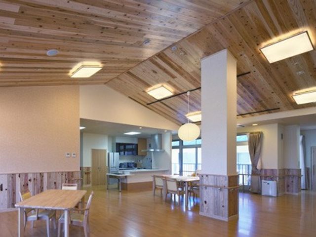 天井が木目の空間 ダイニングルーム 木目調の天井が特徴のくつろぎ空間です。テーブル設置で会話や食事を楽しむのに最適です。