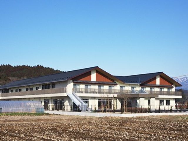 自然豊かな環境の建物外観 外観 広々とした自然の中に佇む建物です。落ち着いた環境での就業を希望される方に最適です。