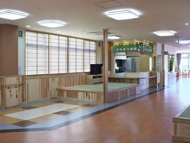 温かみのある空間内観 内観 自然光がたっぷりと入る広々としたエリアで、フレキシブルに利用できるスペースが特徴です。