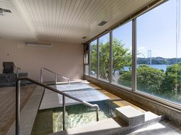湯船と窓の風景の浴室