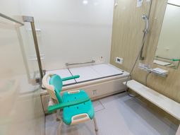 清潔感のあるバリアフリー浴室