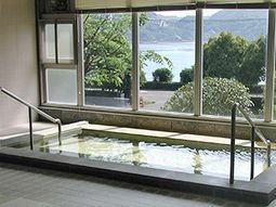 明るい窓越しの入浴スペース