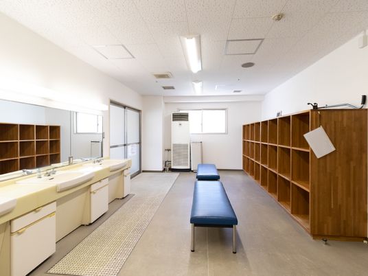 明るい洗面所と収納棚