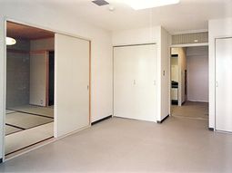 広々明るい居室の空間