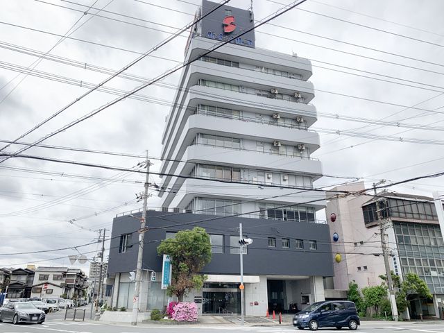 清潔感のある施設の外観 外観 多彩な設備が期待されるモダンな外観の建物です。落ち着いた色合いが周囲に溶け込んでいます。