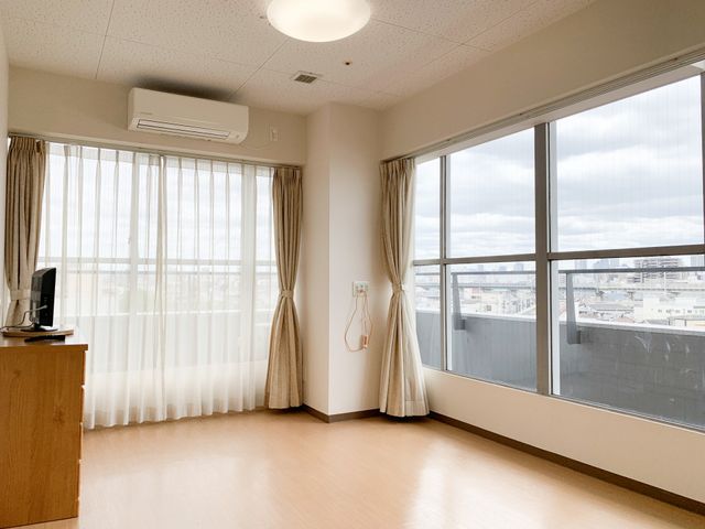 ゆったりした居室 居室 床がきれいで落ち着いたデザインの居室です。大きな窓からは光がたっぷりと入り、開放感が感じられます。