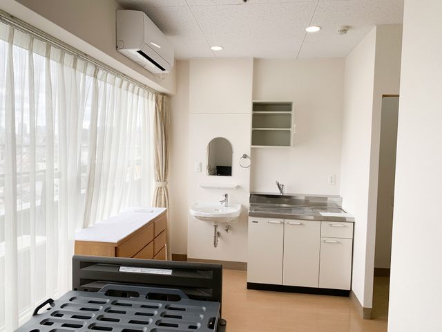 清潔感ある居室空間 居室 日当たりの良い居室には、必要な設備が整っており、快適な生活を支えます。