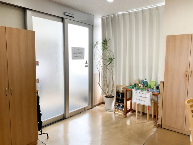 明るい空間のエントランス エントランス ゆったりとしたエントランスは居心地のよさを感じさせ、植物も飾られています。