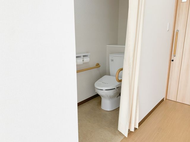清潔感のあるトイレ トイレ 手すり付きのトイレは安全に配慮されています。清潔で明るい空間が保たれており、快適です。