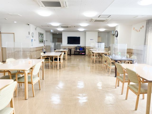 ゆったり広々食堂 食堂 明るく広い空間の食堂です。テーブル間には仕切りがあり、プライバシーにも配慮されています。