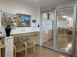 ゆったりした食堂の出入り口