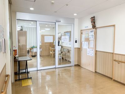 ガラスの扉のある明るいエントランス