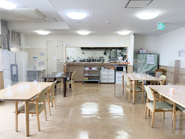 居心地の良いダイニング 食堂 ゆったりとした食事スペースが配され、明るく開放感ある共有ダイニングです。自由な時間を過ごされる様子が伺えます。