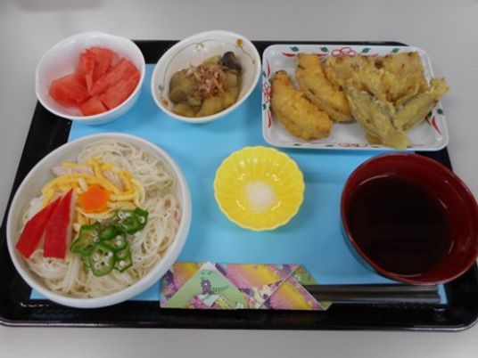 カラフルな食事セット