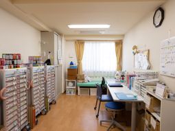 医薬品棚の整理された部屋