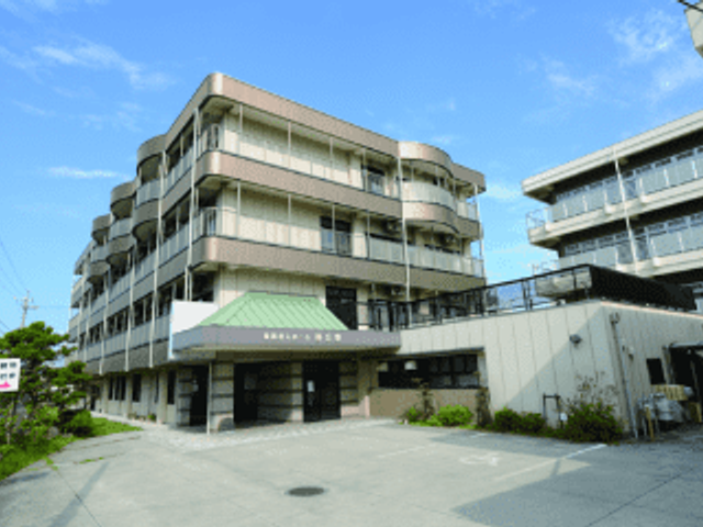 緑の屋根の玄関前景 外観   広々としたアクセスの良いエントランスです。快適な環境で働くことができます。